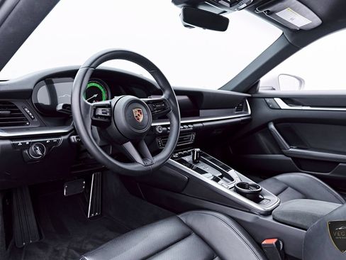 Used 2023 Porsche 911 Carrera RWD image 2