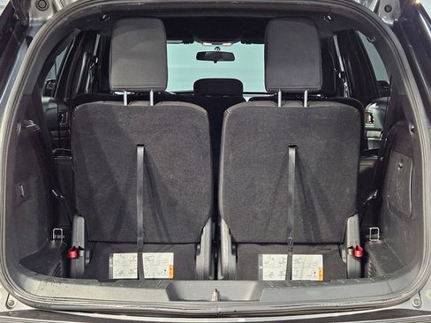 Used 2018 Ford Explorer XLT image 18