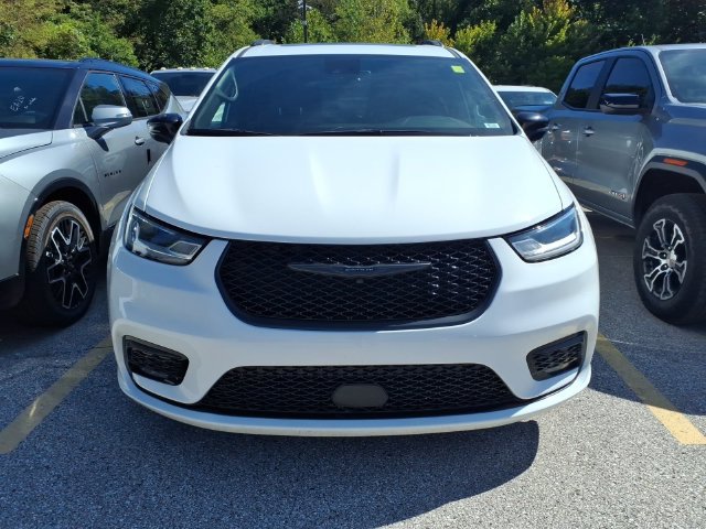 Used 2025 Chrysler Pacifica Limited FWD image 2