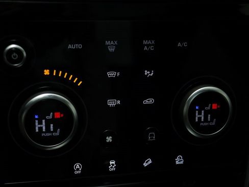 Used 2022 Land Rover Discovery Sport SE image 12