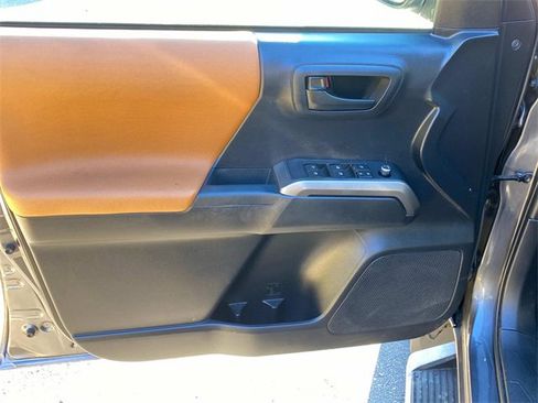 Used 2018 Toyota Tacoma SR5 image 12