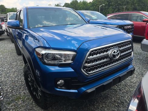 Used 2017 Toyota Tacoma TRD Off-Road AWD/4WD image 2