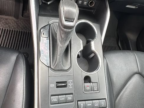 Used 2021 Toyota Highlander XLE AWD/4WD image 30