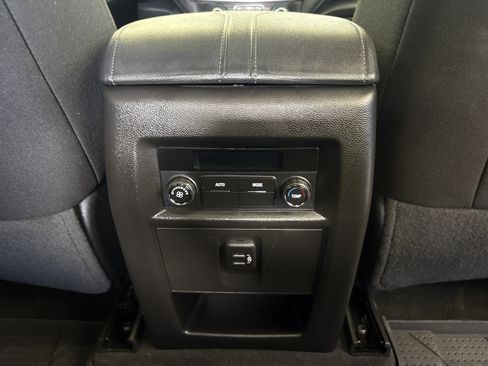 Used 2023 Chevrolet Traverse LT FWD image 28