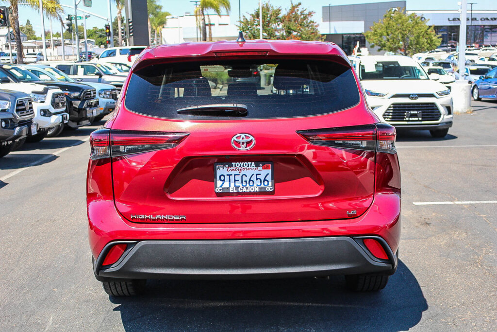 Used 2025 Toyota Highlander LE FWD image 25