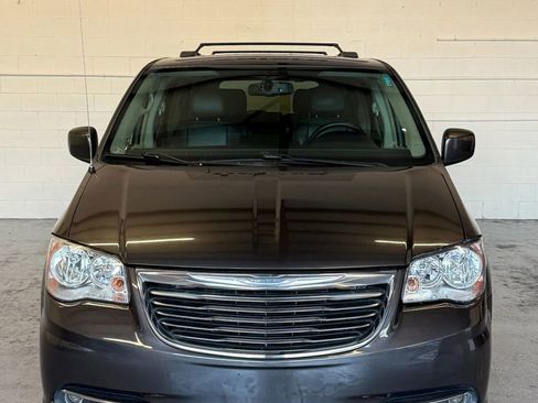 Used 2016 Chrysler Town & Country Touring image 1
