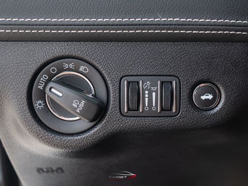 Used 2023 Chrysler 300 C RWD image 33
