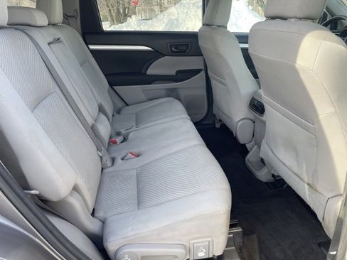 Used 2017 Toyota Highlander LE image 28