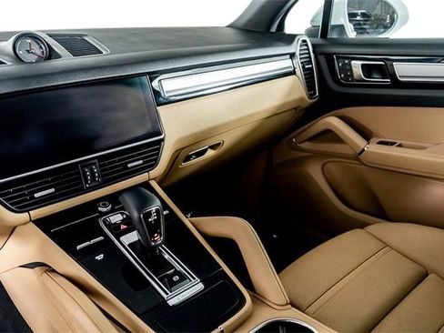 Used 2022 Porsche Cayenne S image 49