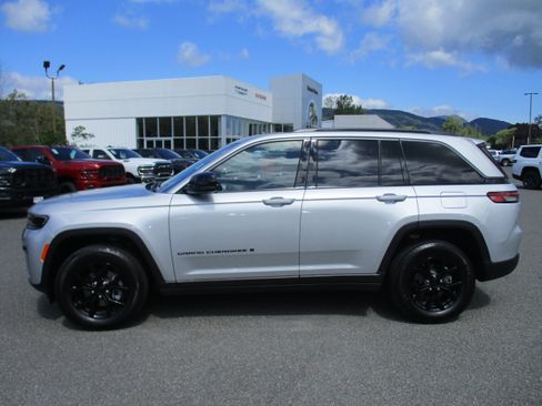 Used 2026 Jeep Grand Cherokee Altitude AWD/4WD image 7