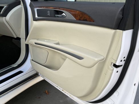 Used 2014 Lincoln MKZ 4dr Sdn AWD image 32