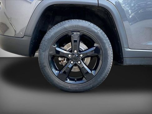Used 2023 Jeep Grand Cherokee Limited w/ Black Appearance Package AWD/4WD image 37