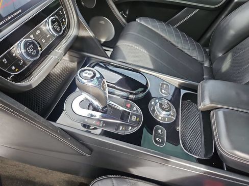 Used 2017 Bentley Bentayga AWD/4WD image 23