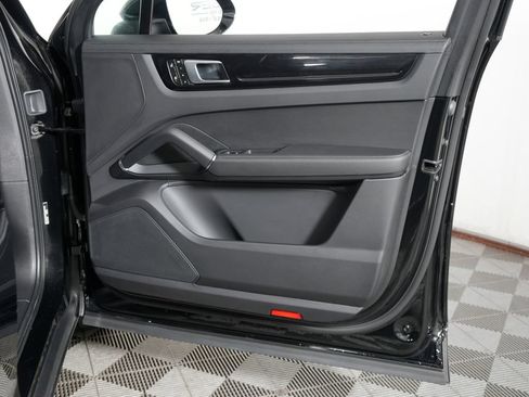 Certified 2023 Porsche Cayenne AWD/4WD image 43