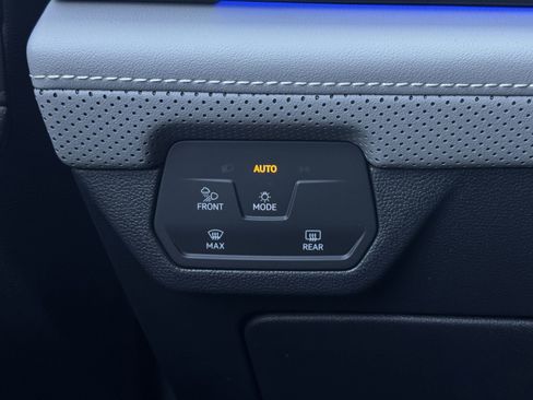 Used 2025 Volkswagen Atlas Cross Sport SEL image 22