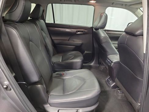 Used 2023 Toyota Highlander Platinum image 28