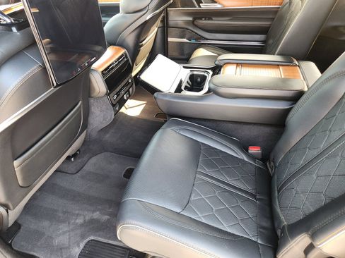 Used 2024 Jeep Grand Wagoneer Series III w/ Rear Seat Video Group 1 AWD/4WD image 33