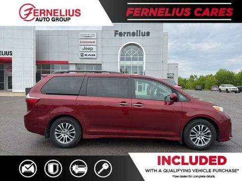 Used 2020 Toyota Sienna XLE w/ XLE Navigation Package FWD image 6