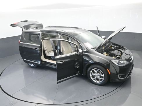 Used 2019 Chrysler Pacifica Limited image 74