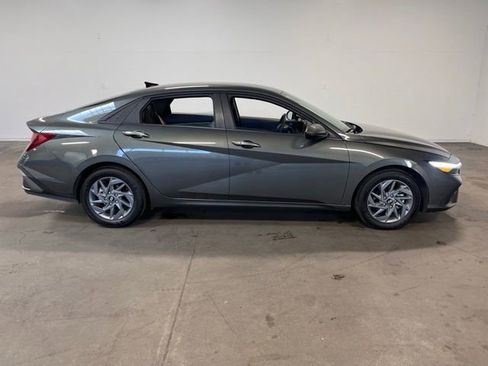 Used 2024 Hyundai Elantra SEL image 2