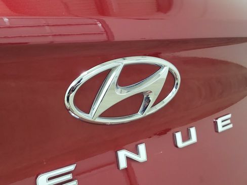 Used 2025 Hyundai Venue Limited FWD image 9