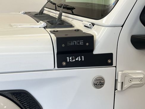 Used 2018 Jeep Wrangler Unlimited Sahara image 28