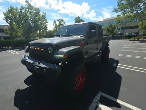 Used 2021 Jeep Gladiator Willys AWD/4WD image 1