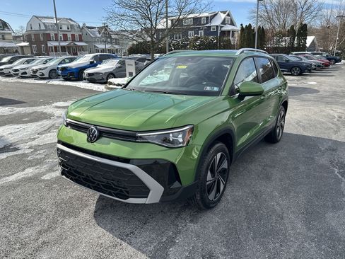 Certified 2025 Volkswagen Taos SE w/ Panoramic Sunroof Package image 2