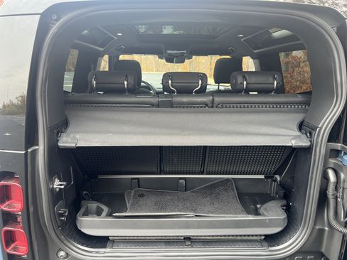 Used 2025 Land Rover Defender 90 X-Dynamic SE image 31