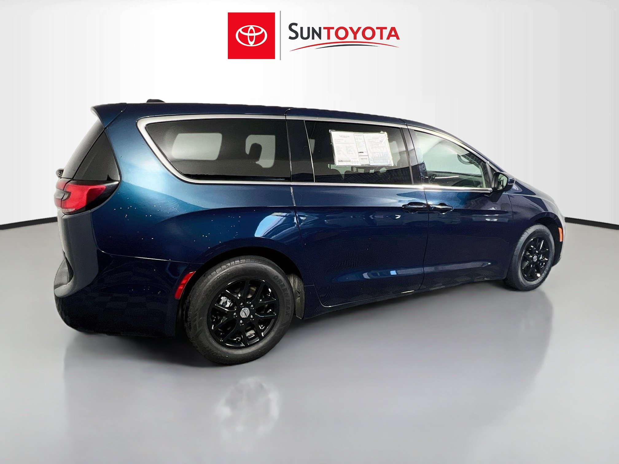 Used 2023 Chrysler Pacifica Touring-L FWD image 4