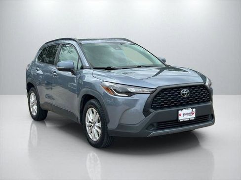 Certified 2022 Toyota Corolla Cross LE image 3