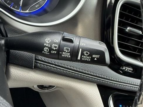 Used 2019 Chrysler Pacifica Limited image 23