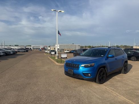 Used 2021 Jeep Cherokee Latitude Plus image 3