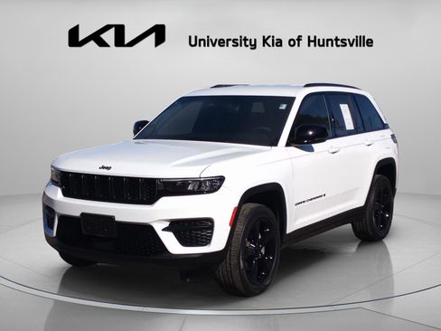 Used 2023 Jeep Grand Cherokee Altitude image 3