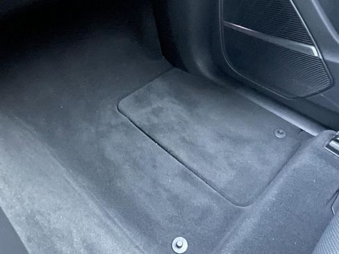 Used 2025 Audi Q8 Prestige w/ Prestige Package image 25