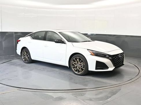 Used 2025 Nissan Altima 2.5 SR w/ SR Premium Package AWD/4WD image 6