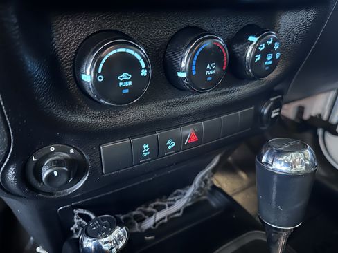 Used 2014 Jeep Wrangler Unlimited Sport w/ Quick Order Package 24S AWD/4WD image 43