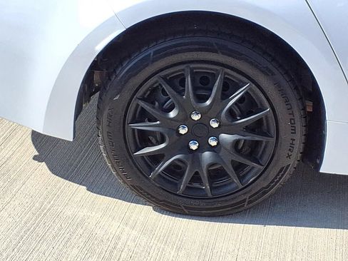 Used 2021 Toyota Corolla LE FWD image 4