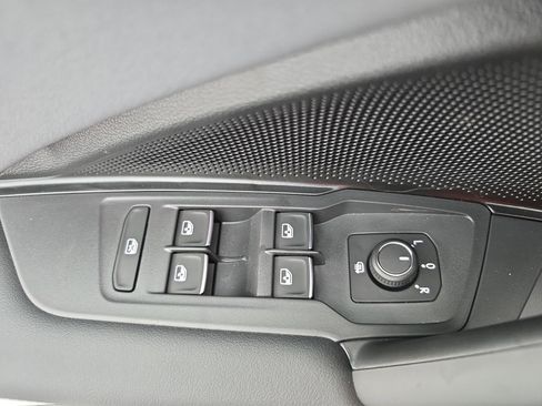 New 2026 Volkswagen Tiguan SE FWD image 28