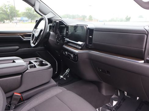 Used 2024 Chevrolet Silverado 1500 LT AWD/4WD image 25