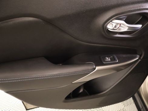 Used 2020 Jeep Cherokee Latitude FWD image 15