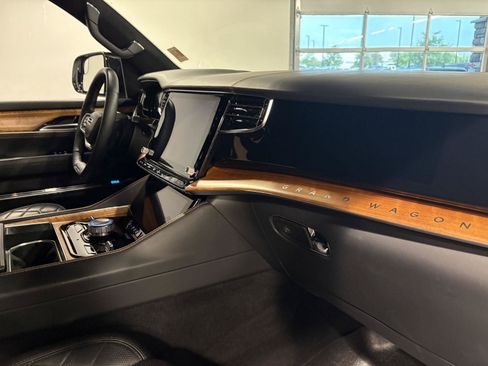Used 2023 Jeep Grand Wagoneer Series III AWD/4WD image 52