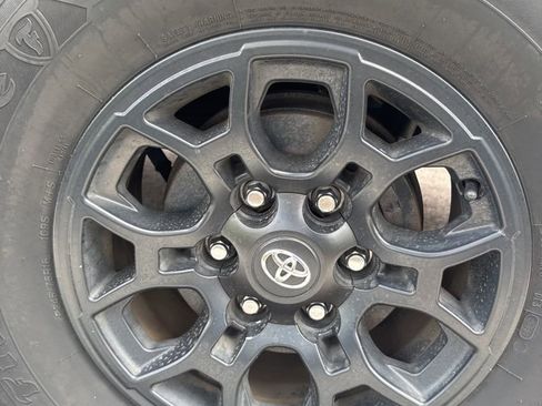 Used 2022 Toyota Tacoma SR5 w/ Technology Package image 9