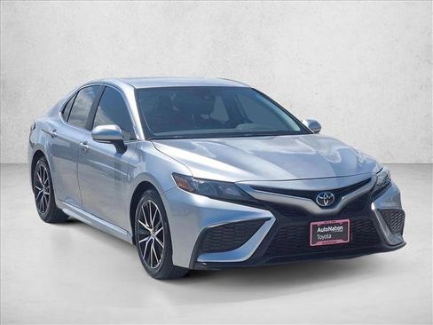 Used 2024 Toyota Camry SE FWD image 3