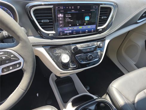 Used 2023 Chrysler Pacifica Touring-L FWD image 27