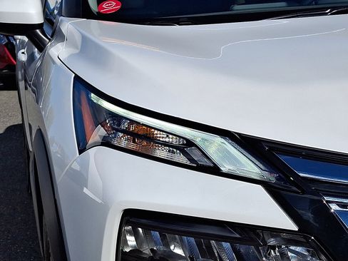 Certified 2025 Nissan Rogue SV image 9