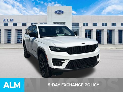 Used 2025 Jeep Grand Cherokee Altitude AWD/4WD image 3