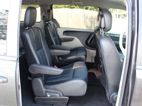 Used 2016 Chrysler Town & Country Touring FWD image 33