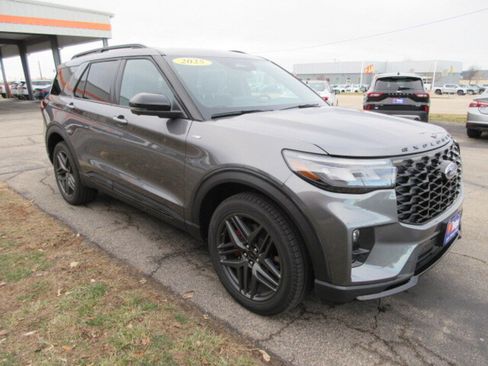 Used 2025 Ford Explorer ST-Line w/ Premium Package image 7