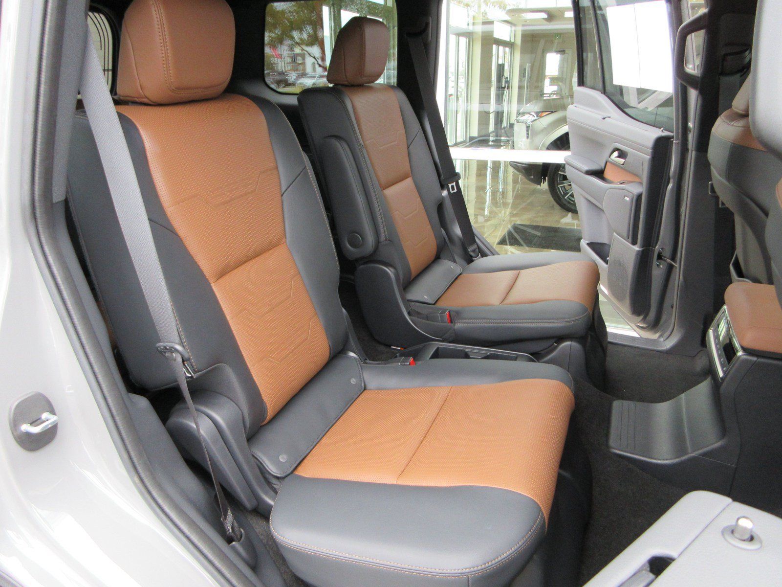 Used 2024 Lexus GX 550 w/ Accessory Package (31) AWD/4WD image 23